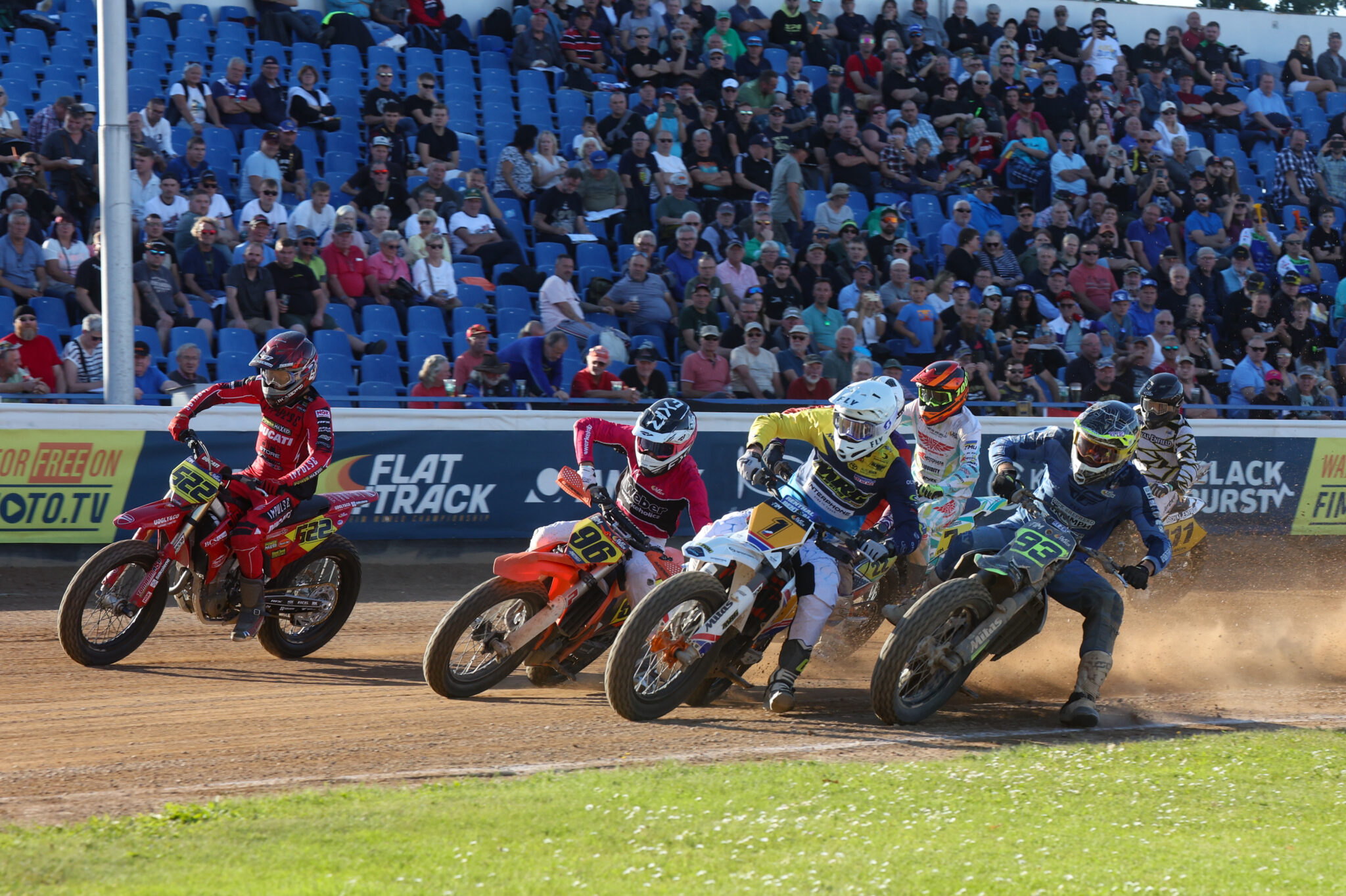 Worldwide Tracking Neave extends FIM Flat Track World Championship lead as Svědík wins ...