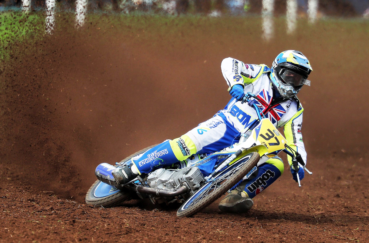 Bomber commands the Whoppa! 2025 Wimborne Whoppa Grasstrack - Race Report & Results